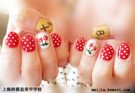 可爱俏皮草莓美甲，让你的指尖也撩人！上海柯模思美甲学校